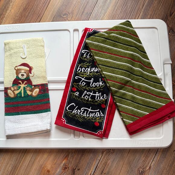 NWT North Pole Trading Co (JC Penney) Christmas themed pair of hand towels. - Picture 3 of 6